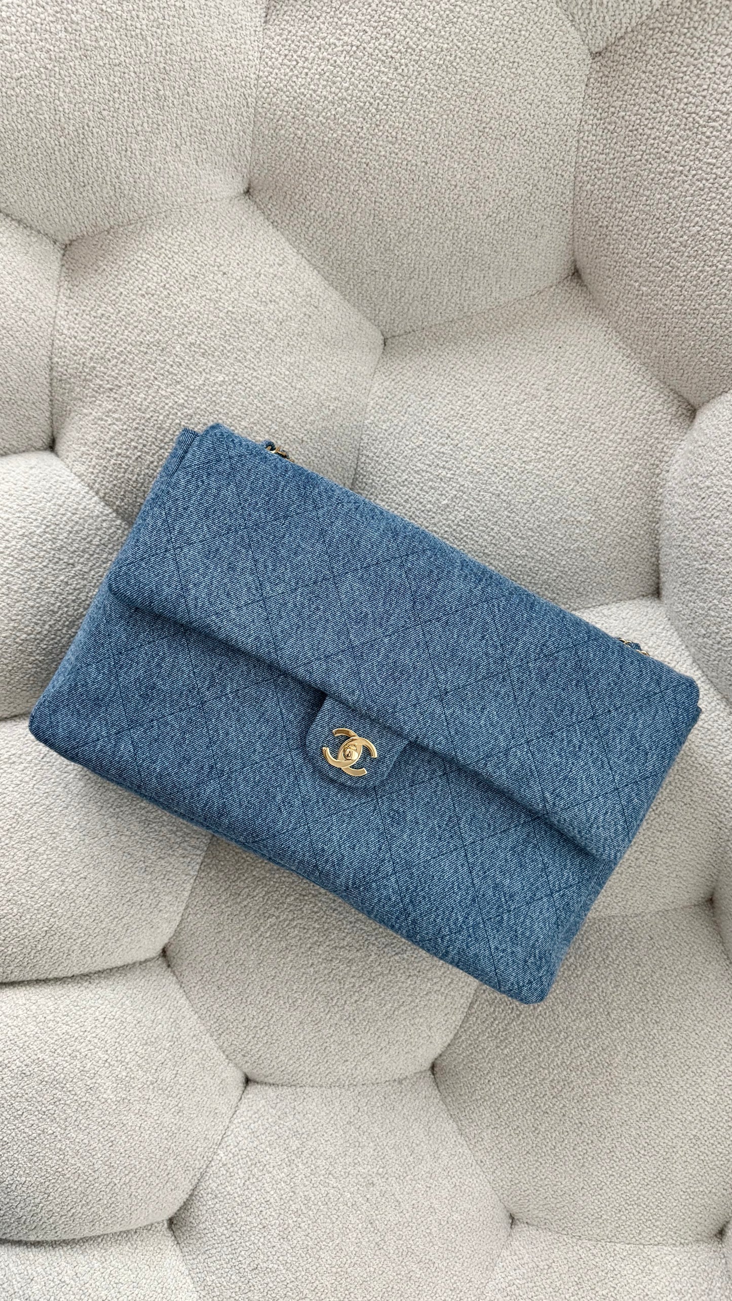 Chanel Metiers d’Art 2026 Maxi Flapbag Washed Denim & Gold-Tone Metal Blue