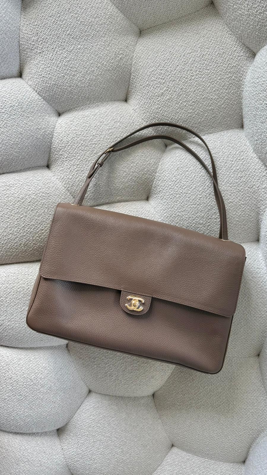 Chanel Spring Summer 2026 Maxi Flapbag Grained Calfskin & Gold-Tone Metal Light Brown
